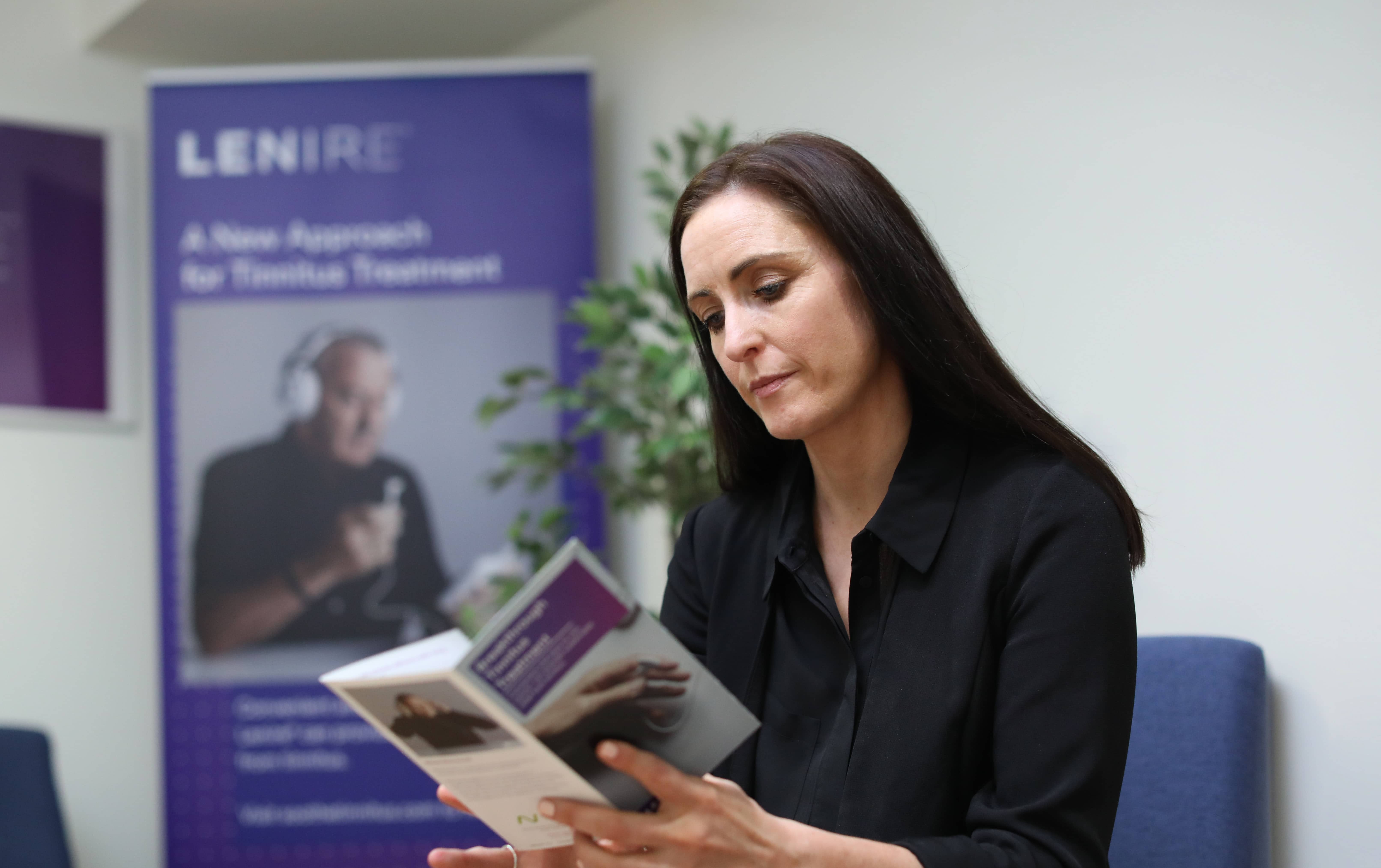 Eine Frau informiert sich in einem Flyer über die Ergebnisse der klinischen Studien.