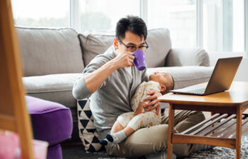 Ein Mann trinkt aus einer Tasse, um sich vom Stress im Alltag zu erholen.