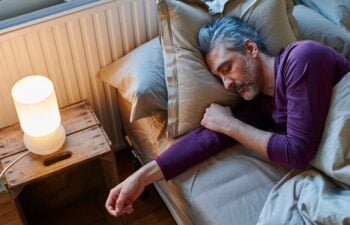 Ein Mann liegt schlafend im Bett.