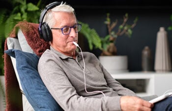 Mann mit Lenire Tonguetip im Mund