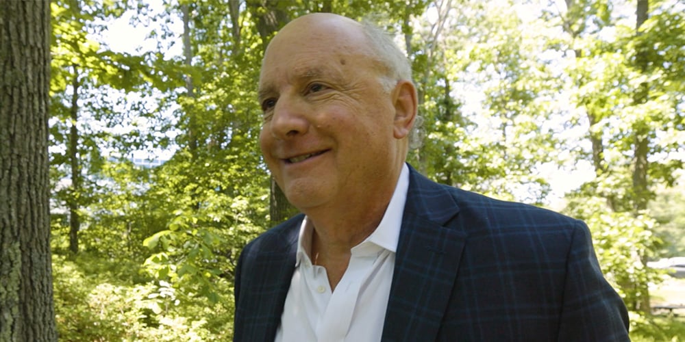 Elliot genießt das Leben nach 50Jahren mit Tinnitus