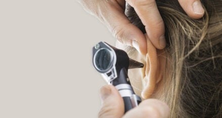 Wenn der Tinnitus chronisch wird, muss ihn eine Arzt untersuchen.